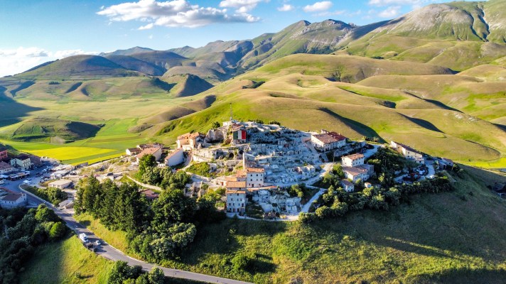 Casale Management - Travel - Italia - Umbria - Norcia - Castelluccio di Norcia - Trekking - Percorso - Outdoor - Neve - Fioritura - Vista paese - Casa de Variste