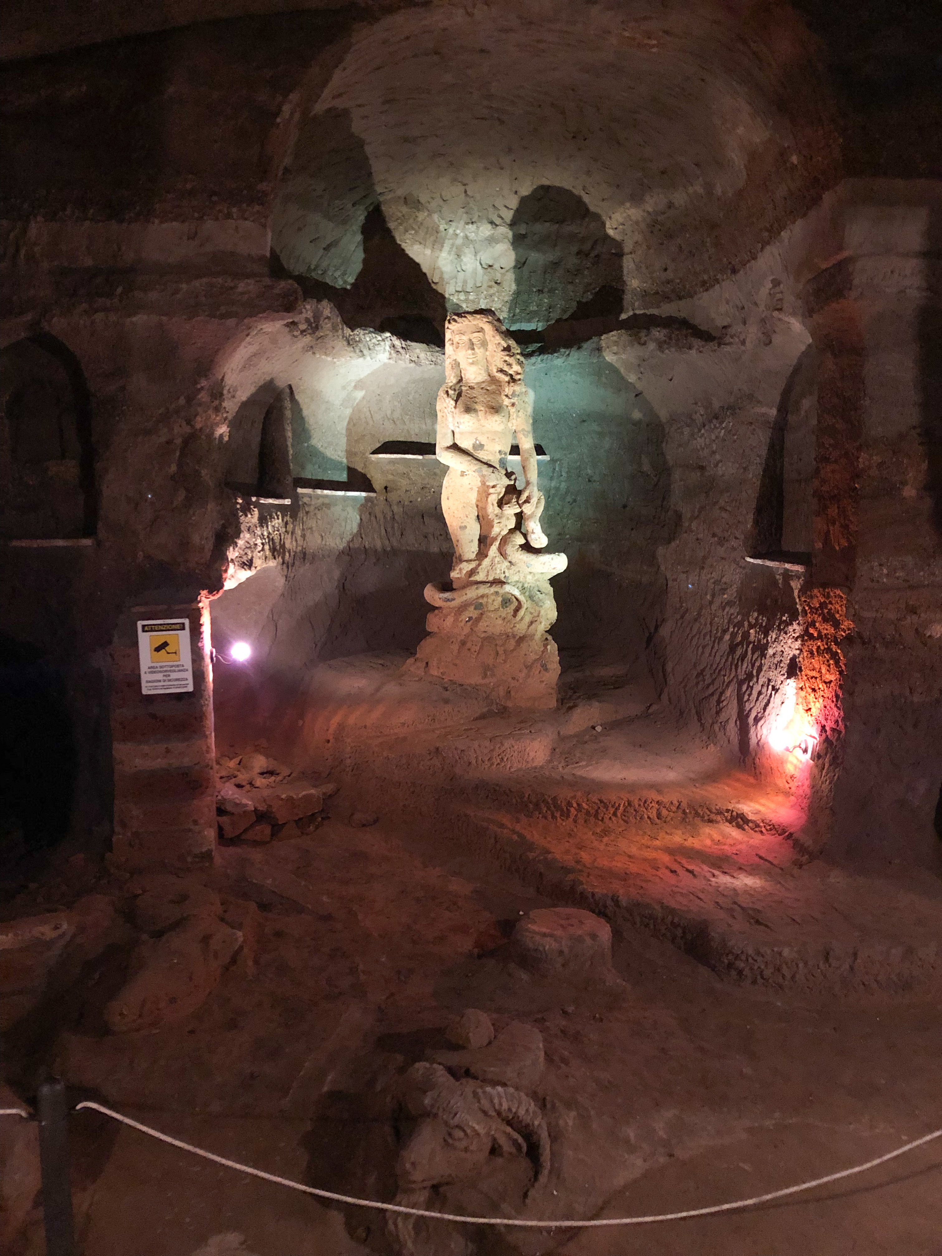 Casale Management - Food - Travel - Italia - Italy - Umbria - Orvieto - Il Labirinto di Adriano - Pranzo - Cena - Statua labirinto