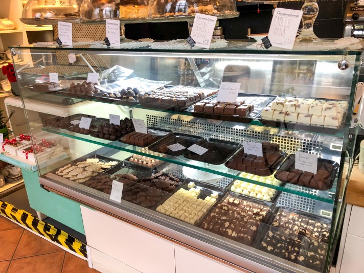 Cioccolateria Lorenzo - Banco dolci - Cioccolatini - Palermo - Italia - Italy - Casale Management - Travel - Food