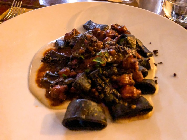 Osteria Ballarò - Menù - Calamarata artigianale - Nero di seppia - Ragù di polpo - Baccalà mantecato - Olive - Polvere di capperi - Palermo - Italia - Italy - Casale Management - Travel - Food