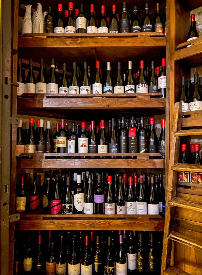 Osteria Ballarò - Parete di bottiglie di vino - Cantina - Palermo - Italia - Italy - Casale Management - Travel - Food