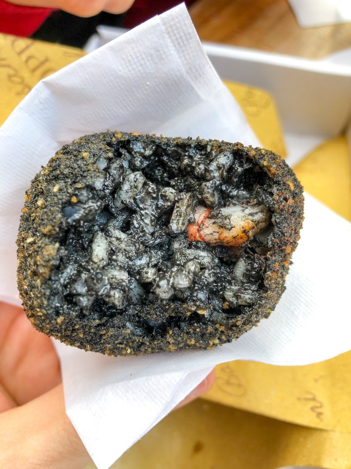 Passami ù coppu - Arancine nero di seppia e gambero rosso - Palermo - Italia - Italy - Casale Management - Travel - Food