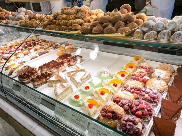 Pasticceria Costa - Cassatina - Cannolo - Cassata - Bocca di leone - Tiramisù - (dolci e paste di mandorla) - Palermo - Italia - Italy - Casale Management - Travel - Food