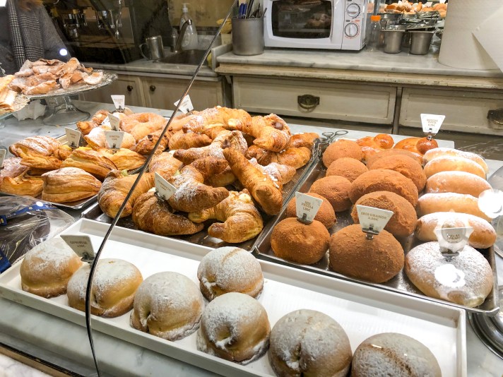 Pasticceria Costa - Lunetta - Iris - Cornetto - Genovese - Palermo - Italia - Italy - Casale Management - Travel - Food