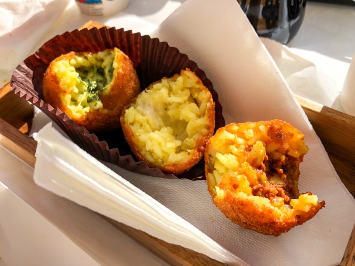 Sfrigola - Tris della tradizione - Arancina - Arancine - Arancino - Arancini - Palermo - Italia - Italy - Casale Management - Travel - Food