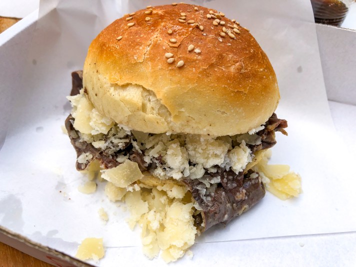 Passami ù coppu - Pani ca meusa - Panino con la milza - Palermo - Italia - Italy - Casale Management - Travel - Food