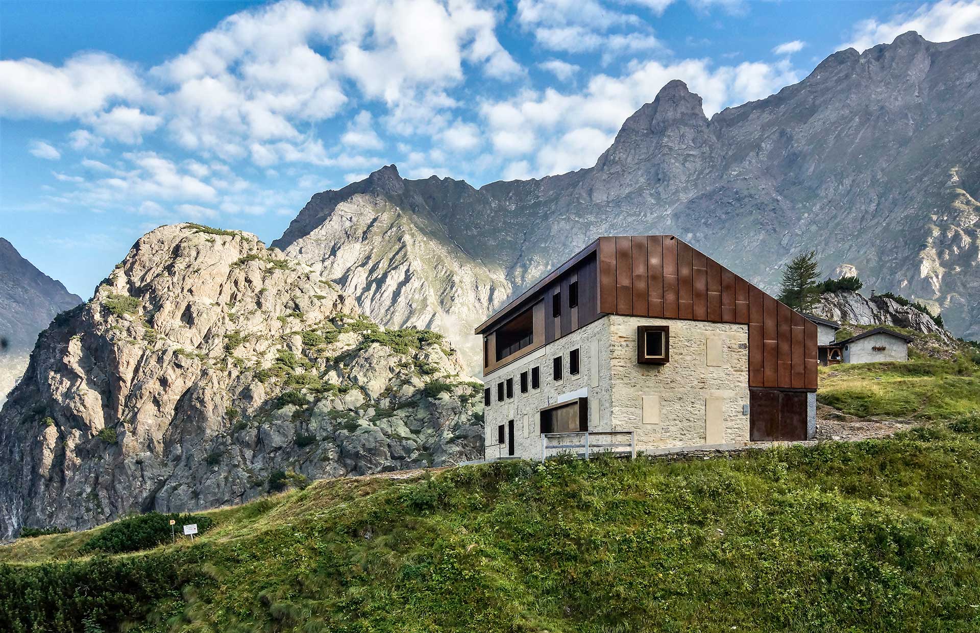 Casale Management - Travel - Italia - Lombardia - Valbondione - Rifugio Antonio Curò - Trekking - Percorso - Outdoor - Lago del Barbellino - Cascate del Serio - Spada nella roccia - Spada nella roccia - Ostello Curò