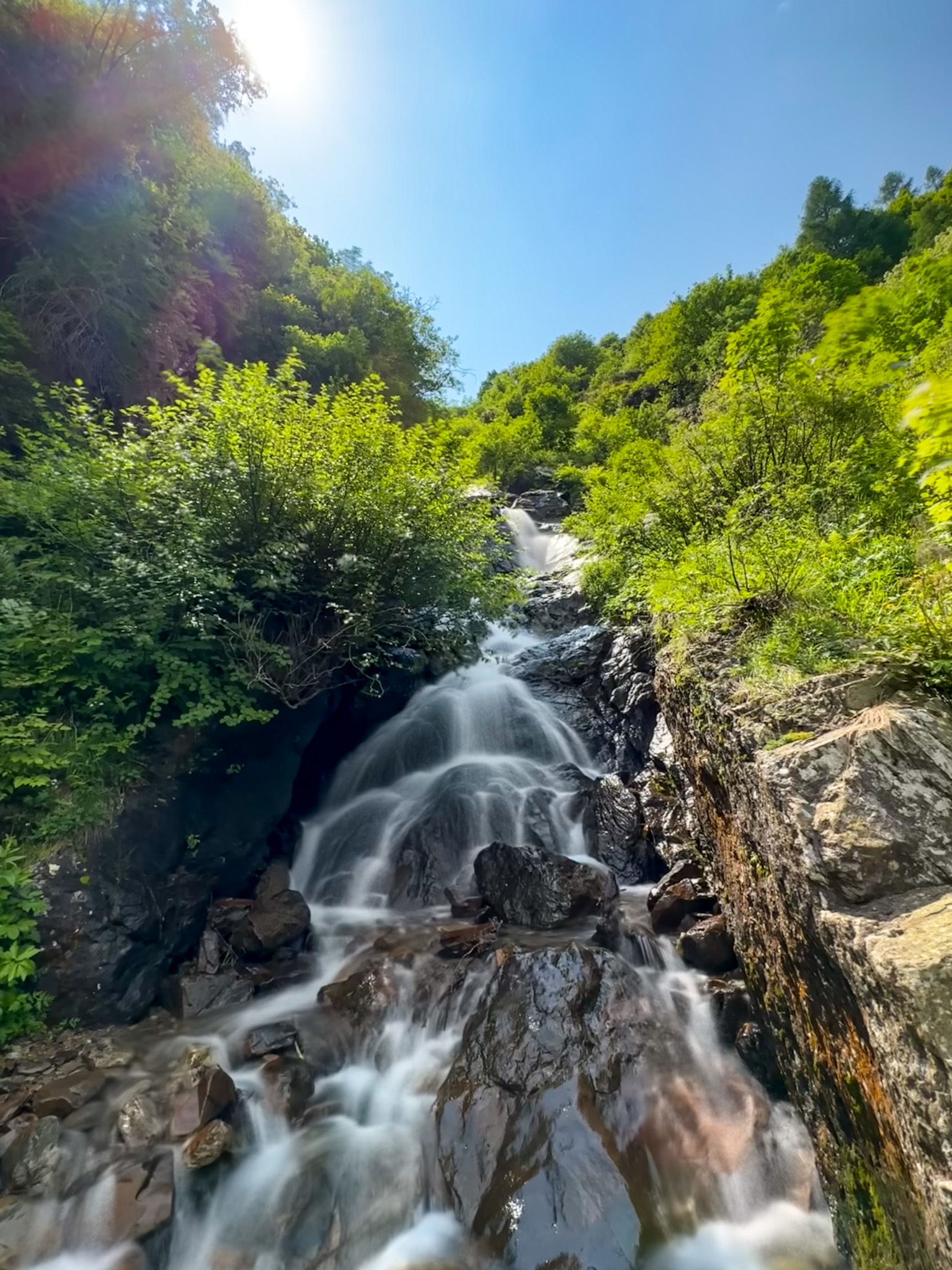 Casale Management - Travel - Italia - Lombardia - Valbondione - Rifugio Antonio Curò - Trekking - Percorso - Outdoor - Lago del Barbellino - Cascate del Serio - Spada nella roccia - Torrente