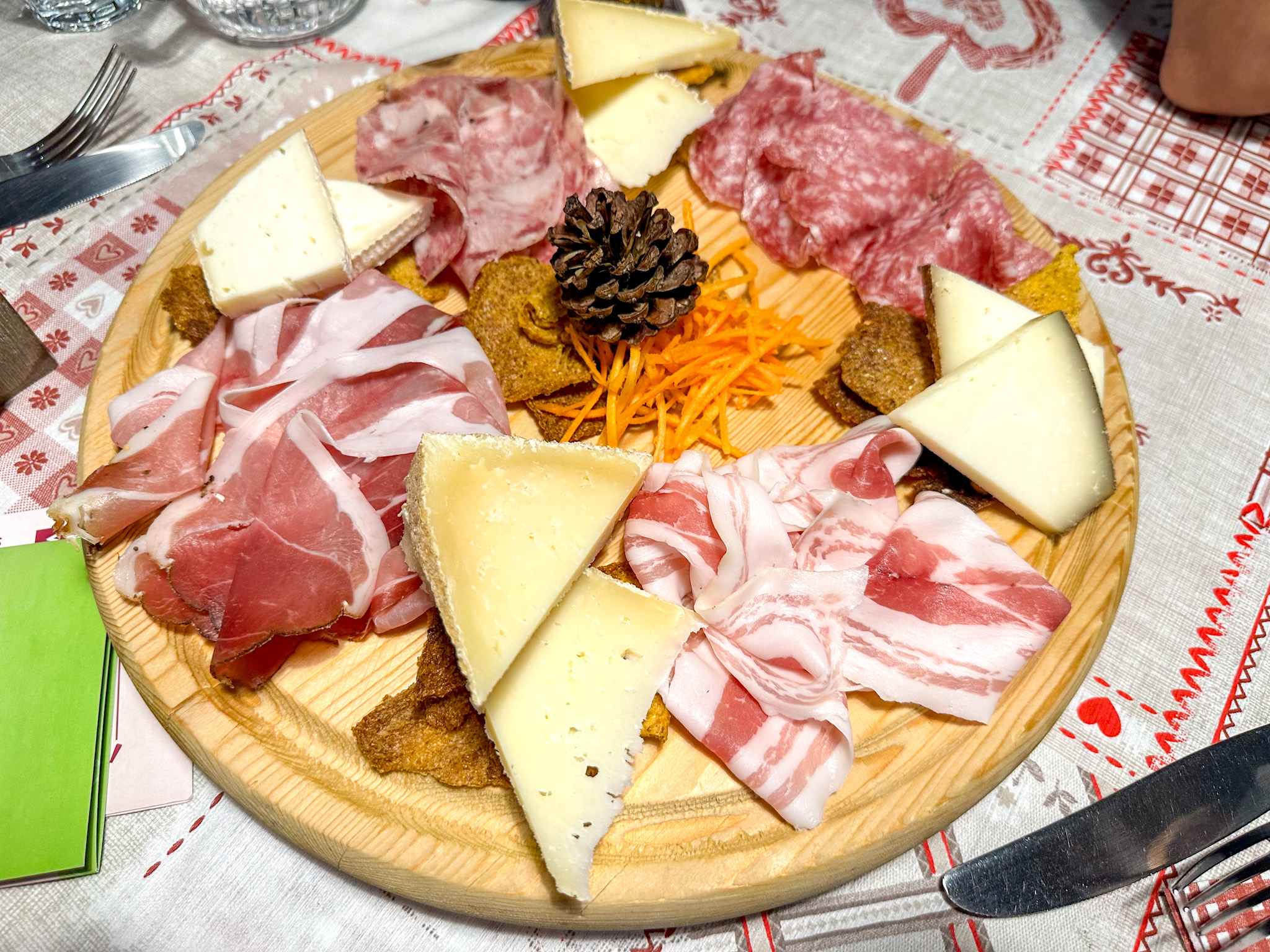 Rifugio Antonio Curò - Tagliere di salumi - Valbondione - Italia - Italy - Casale Management - Travel - Food - Trekking - Montagna - Lago del Barbellino