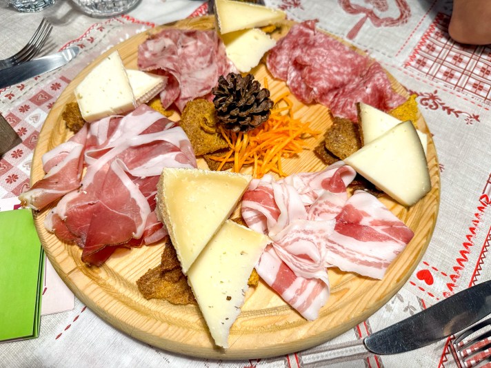 Rifugio Antonio Curò - Tagliere di salumi - Valbondione - Italia - Italy - Casale Management - Travel - Food - Trekking - Montagna - Lago del Barbellino