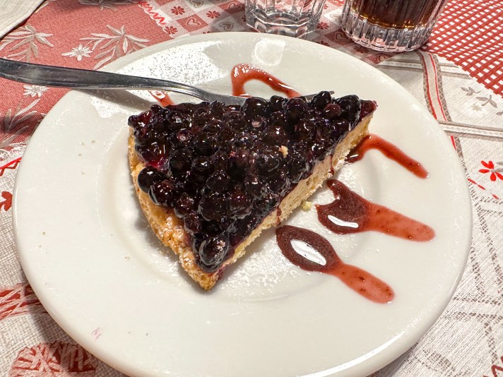 Rifugio Antonio Curò - Valbondione - Italia - Italy - Casale Management - Travel - Food - Trekking - Montagna - Lago del Barbellino - Crostata ai mirtilli