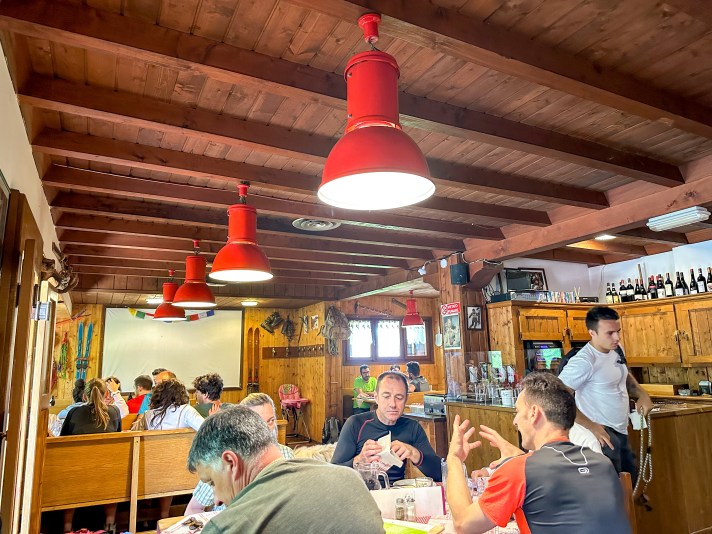 Rifugio Antonio Curò - Valbondione - Italia - Italy - Casale Management - Travel - Food - Trekking - Montagna - Lago del Barbellino - Sala interna