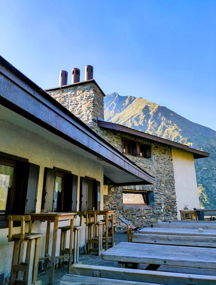 Rifugio Antonio Curò - Valbondione - Italia - Italy - Casale Management - Travel - Food - Trekking - Montagna - Lago del Barbellino - Tavoli esterni